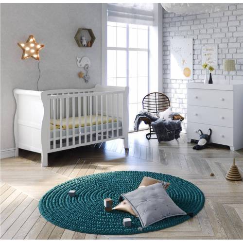 Bild von Little Acorns Sleigh 4 Piece Nursery Room Set – Cot Bed With Deluxe 4inch Foam Mattress & Dresser – White