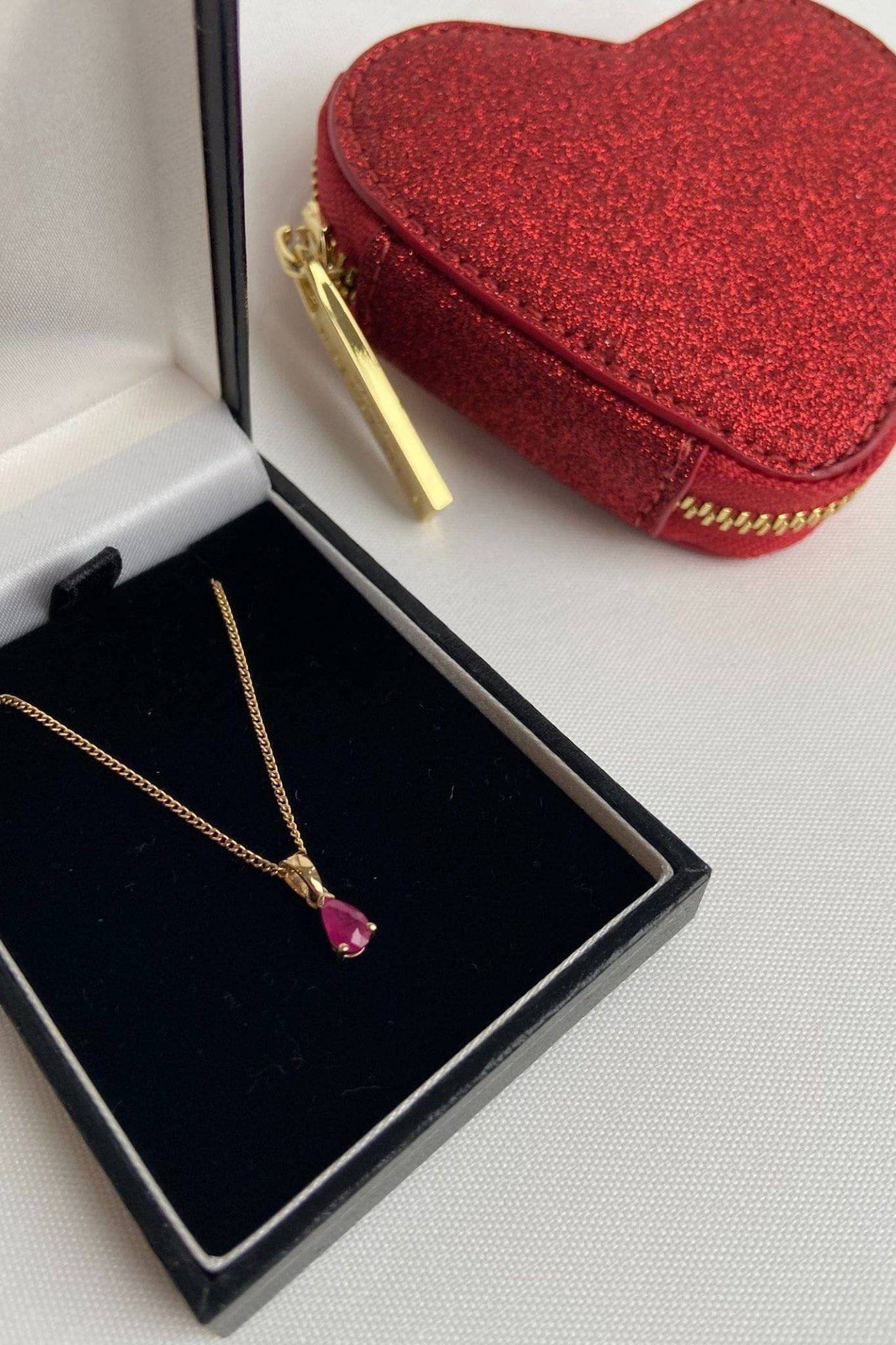 Bild von Jezabel Pigeon Blood Red Ruby Necklace 9ct Gold  – Female