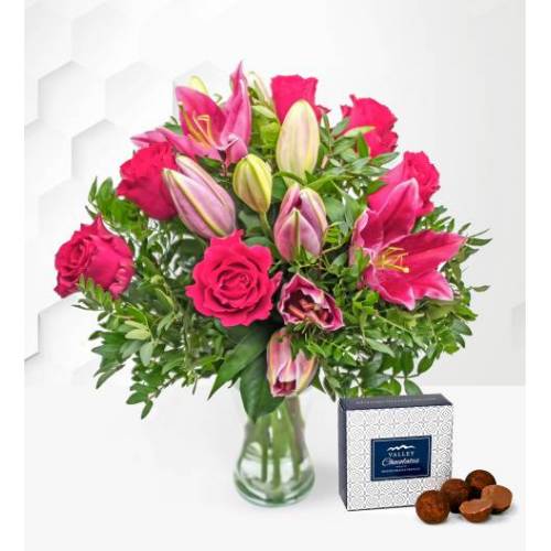 Bild von Rose and Lily Bouquet – Free Chocs – Flower Delivery – Next Day Flower Delivery – Send Flowers by Post – Next Day Flowers – Free Chocs